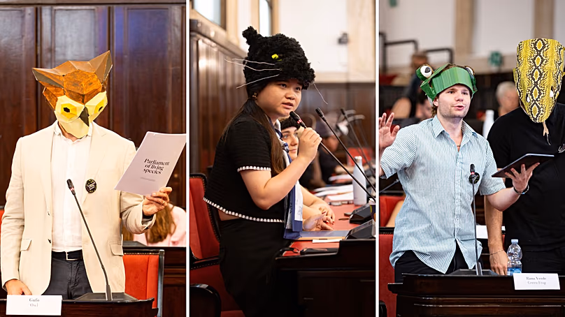 Des participants masqués pour représenter les « créatures invisibles » de Milan au premier peuple au Parlement des espèces vivantes.