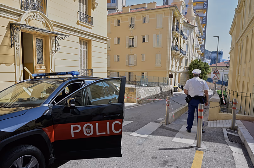 Un policier surveille une rue à Monaco, le 30 juin 2026