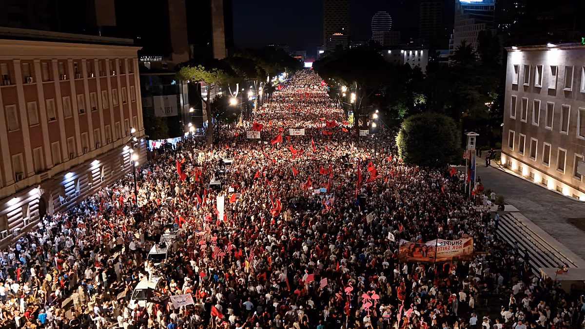 Des milliers de personnes envahissent les rues de Tirana lors des grandes manifestations antigouvernementales du « Flamant Rose »