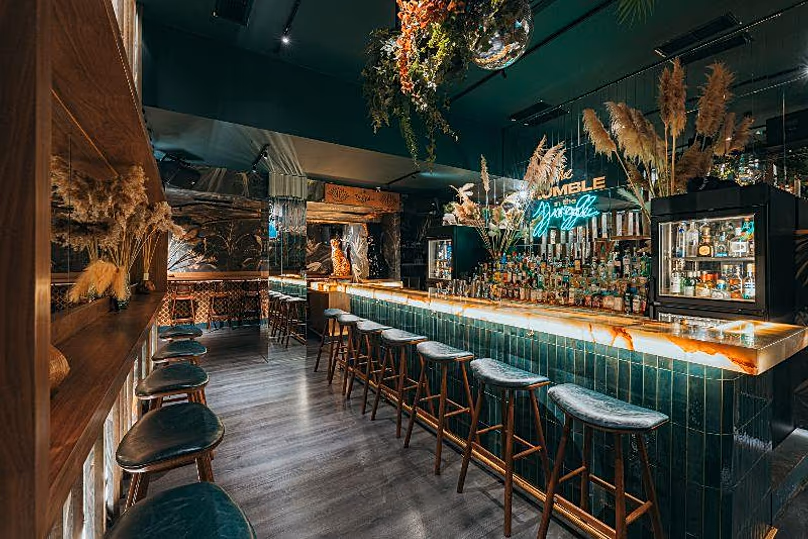 Le bar devant le bar