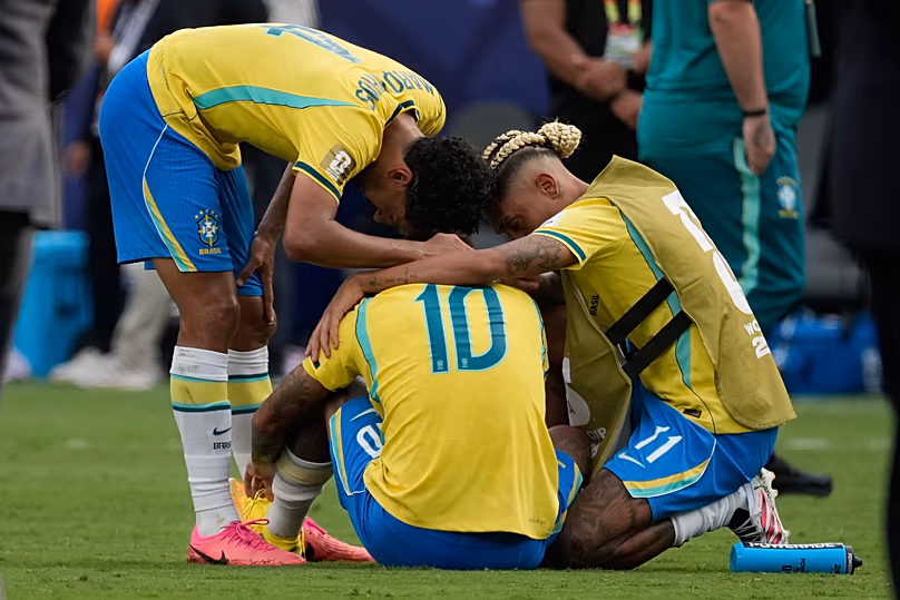Les Brésiliens Marquinhos, Neymar (10 ans) et Raphinha réagissent après avoir perdu contre la Norvège les huitièmes de finale de la Coupe du monde de football à East Rutherford, le dimanche 5 juillet 2026.