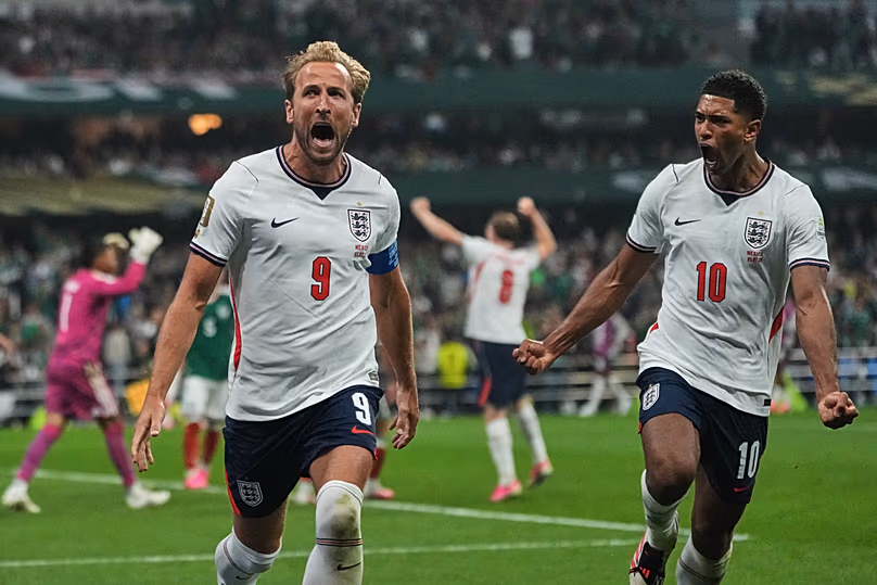 L'Anglais Harry Kane célèbre avec Jude Bellingham après avoir marqué le troisième but de son équipe lors des huitièmes de finale de la Coupe du monde de football contre le Mexique, le dimanche 5 juillet 2026.