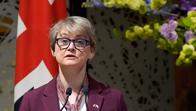 La ministre britannique des Affaires étrangères, Yvette Cooper, s'exprime lors d'une conférence de presse à Tokyo, le 20 avril 2026.