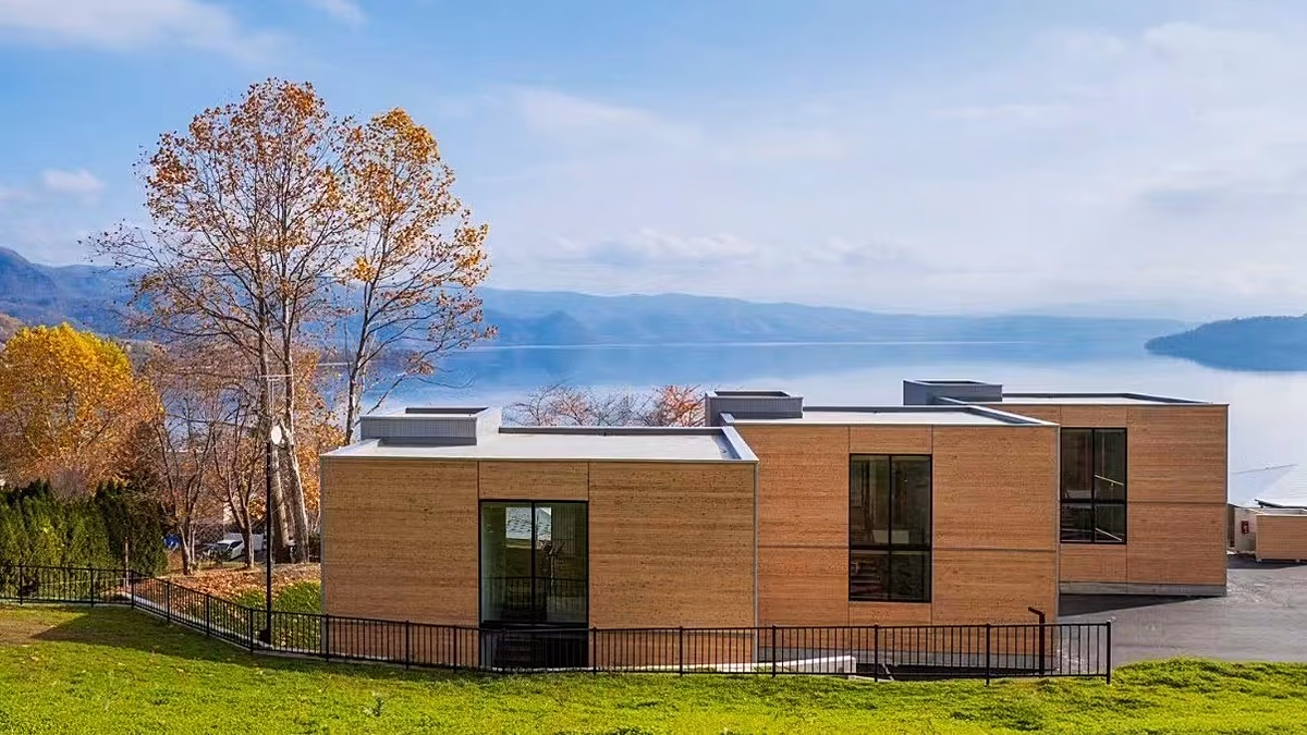 La nouvelle retraite au bord du lac de Dusit à Hokkaido comprend des villas, des bains en plein air et un superbe décor en bois