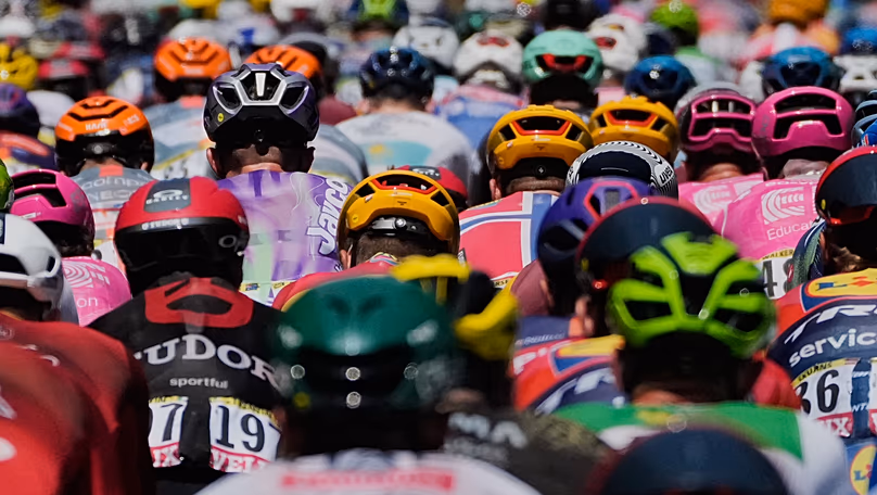 Le peloton roule lors de la troisième étape du Tour de France cycliste avec départ à Granollers et arrivée aux Angles, 6 juillet 2026