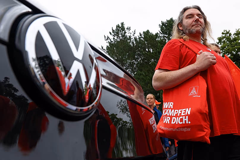 Des travailleurs manifestent devant l’usine Volkswagen de Zwickau, le 9 juillet 2026.