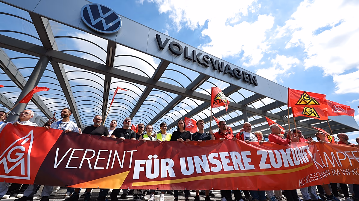 Volkswagen risque un "conflit majeur" avec le personnel à propos des mesures de réduction des coûts, prévient le syndicat