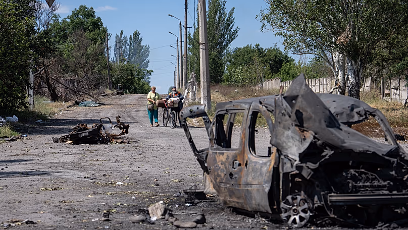 Local residents flee the frontline city of Druzhkivka, 3 July, 2026