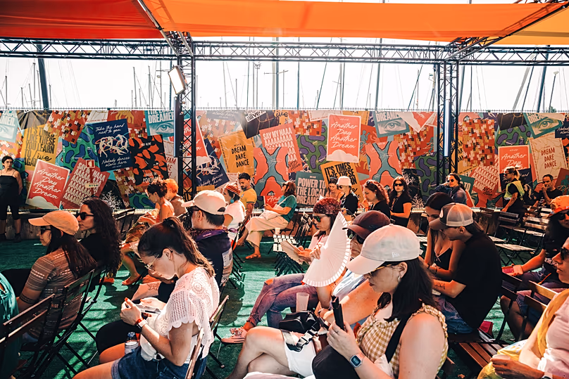 De nombreux festivaliers ont visité la Scène Littéraire pour assister aux conférences du jour d'ouverture du festival.