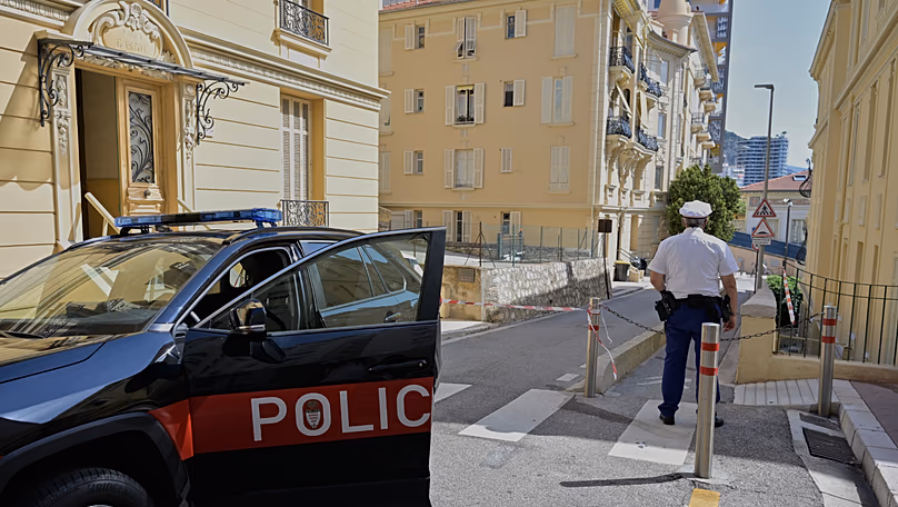 Un policier monte la garde dans une rue de Monaco, le 30 juin 2026