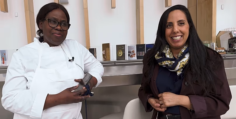 Loubna Ksibi avec Mama Marie-Clarisse : fière de figurer parmi les meilleurs traiteurs parisiens