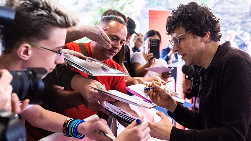 L'acteur et réalisateur Jesse Eisenberg s'arrête pour signer des autographes à ses fans avant de recevoir le Prix du Président au festival du film de Karlovy Vary, le 2 juillet 2026.