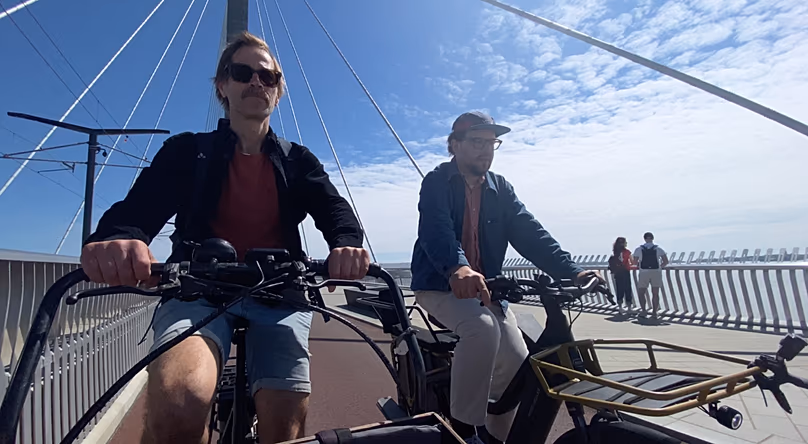 Matti Hirvonen (à gauche) et Martti Tulenheimo représentent deux associations cyclistes finlandaises différentes