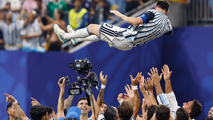 L'Argentin Lionel Messi (10 ans) est projeté en l'air après le huitième de finale de la Coupe du monde de football entre l'Argentine et l'Egypte à Atlanta, le mardi 7 juillet 2026.