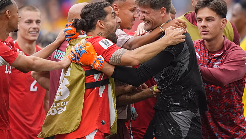 Le gardien suisse Gregor Kobel célèbre avec ses coéquipiers sa victoire en huitièmes de finale de la Coupe du monde contre la Colombie à Vancouve, le mardi 7 juillet 2026.