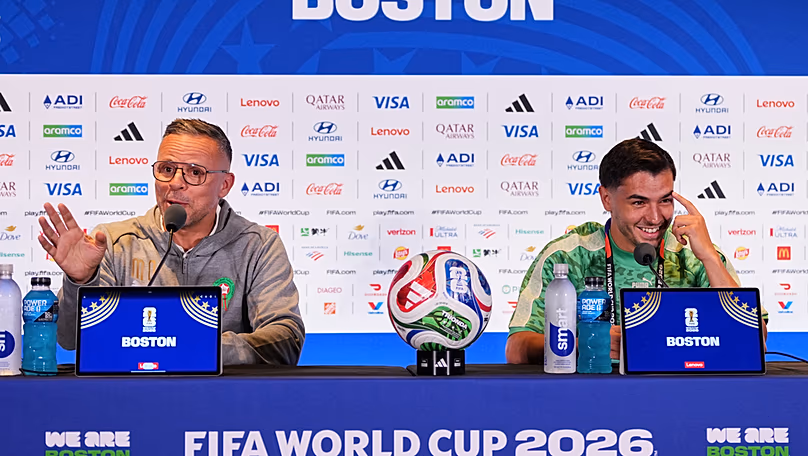 L'entraîneur-chef du Maroc Mohamed Ouahbi et l'attaquant Brahim Diaz (10 ans) s'entretiennent avec les médias avant le match quart de finale de la Coupe du monde contre la France près de Boston, le mercredi 8 juillet 2026.