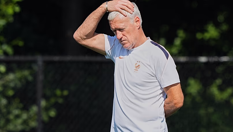 L'entraîneur-chef de la France Didier Deschamps observe ses joueurs lors d'une séance d'entraînement avant le match quart de finale de la Coupe du monde contre le Maroc près de Boston, le mercredi 8 juillet 2026.