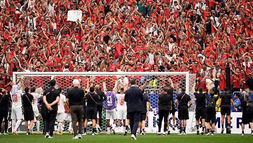 Les joueurs marocains célèbrent avec leurs supporters après leur victoire 3-0 en huitièmes de finale de la Coupe du monde contre le Canada à Houston, samedi 4 juillet 2026.