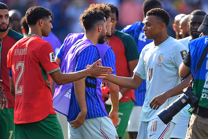 Le Marocain Achraf Hakimi et le Français Kylian Mbappe se saluent après le match quart de finale de la Coupe du monde à Foxborough, près de Boston, le jeudi 9 juillet 2026.