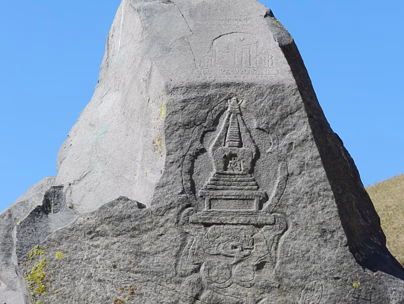 Un monument bouddhiste unique à l'entrée des gorges de la rivière Kora, dans la ville de Tekeli