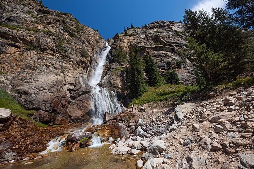 Burkhan Bulak, la plus haute cascade du Kazakhstan, se trouve plus profondément dans la même chaîne de montagnes. L'eau plonge d'environ 168 mètres dans les falaises rocheuses