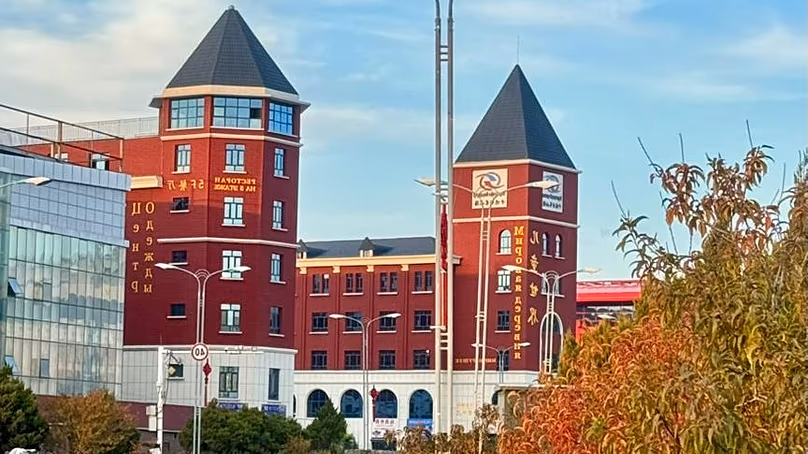 Khorgos est une ville frontalière de la région de Jetyssou, au sud-est du Kazakhstan, située à la frontière avec la région autonome ouïghoure du Xinjiang en Chine.