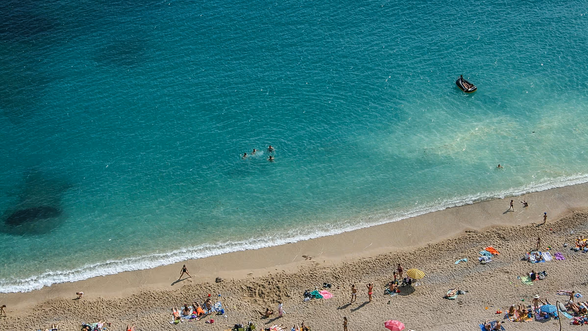 Interdictions de musique et amendes pour faire pipi : les surprenantes règles de plage européennes que les voyageurs devraient connaître cet été