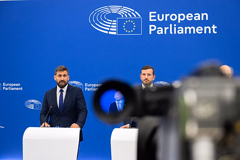 Les négociateurs principaux des députés européens Andrey Novakov (PPE) et Virginijus Sinkevicius (Verts/ALE/LT) lors d'une conférence de presse sur les droits des passagers aériens