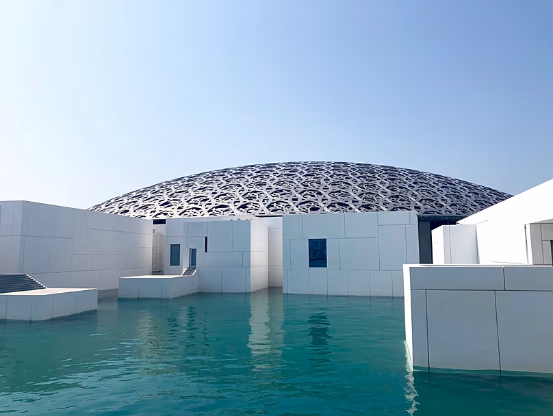 Vous pouvez séjourner à Abu Dhabi jusqu'à deux nuits gratuites, ce qui vous laisse suffisamment de temps pour explorer des attractions comme le Louvre Abu Dhabi.