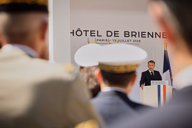Le président français Emmanuel Macron prononce son discours devant les forces armées à la veille du défilé du 14 juillet au ministère de la Défense à Paris, le lundi 13 juillet 2026.
