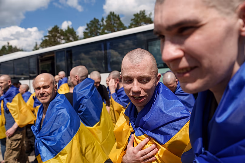 Des soldats ukrainiens sortent d'un bus après leur retour de captivité après un échange de prisonniers de guerre dans la région de Tchernyhiv, le 5 juin 2026.