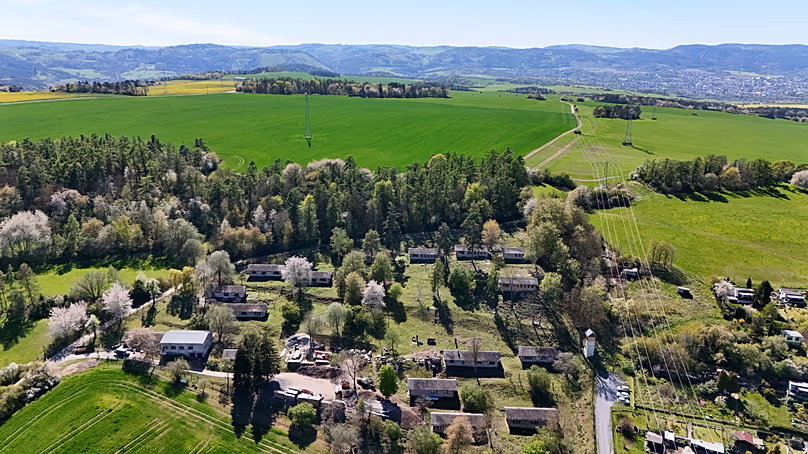 D’en haut, la structure villageoise du complexe devient claire.
