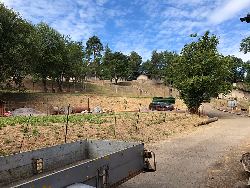 Entre clôtures et terrains vagues : l'ancien village de jeunes de Kamsdorf attend depuis des années une nouvelle utilisation.