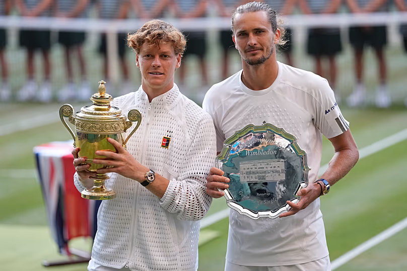 Le champion italien Jannik Sinner et le finaliste allemand Alexander Zverev posent avec leurs trophées après la finale masculine aux championnats de tennis de Wimbledon à Londres.