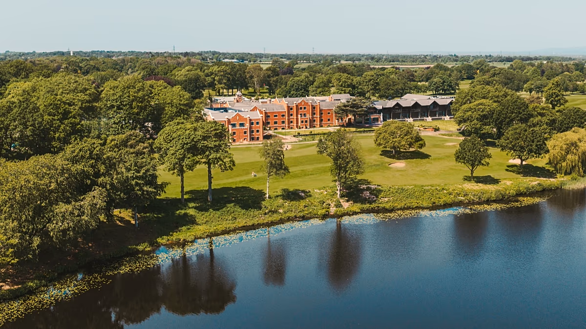 Le nouveau complexe hôtelier anglais au bord du lac de Fairmont dispose d'un restaurant Gordon Ramsay, d'un spa et d'un parcours de golf