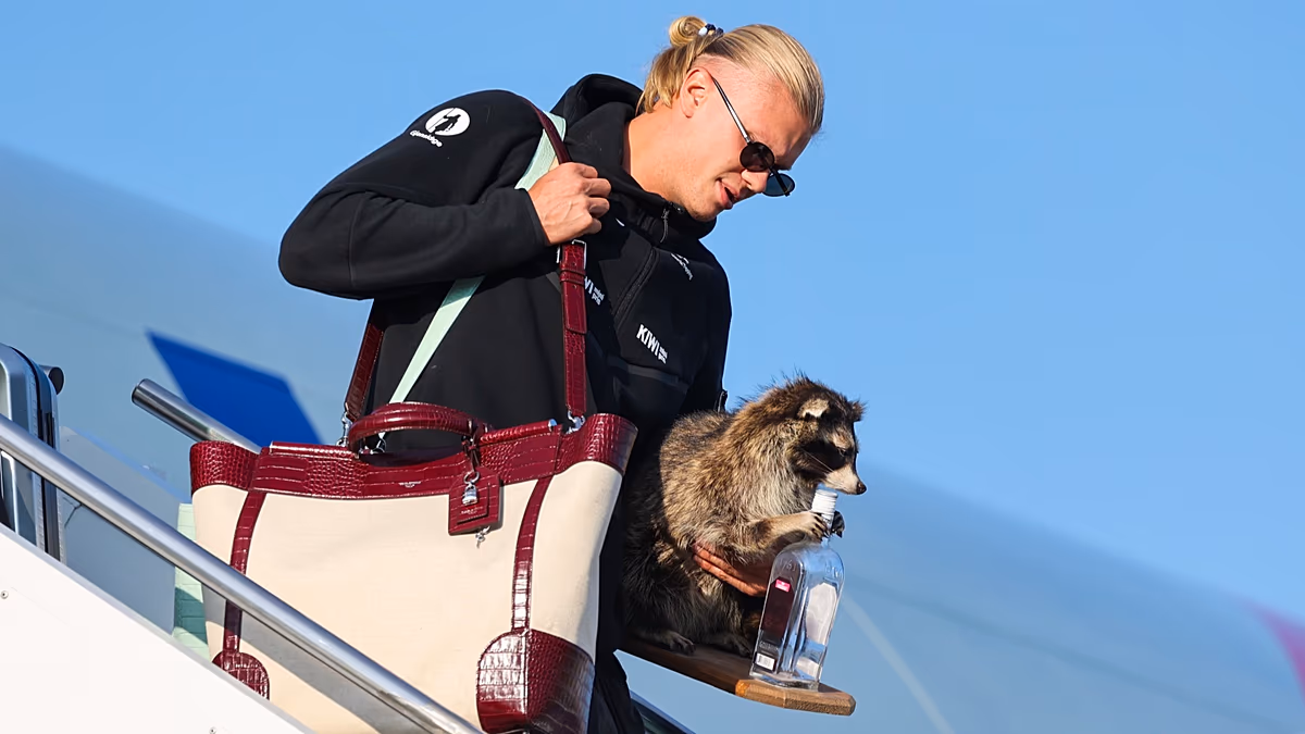 Erling Haaland revient en Norvège après la sortie de la Coupe du monde avec un nouvel ami étrange