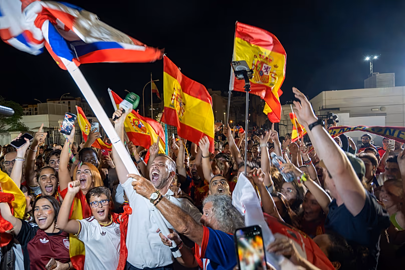 Des ressortissants britanniques et espagnols célèbrent le voyage sans passeport entre Gibraltar et l'Espagne sur La Línea de la Concepción, le 15 juillet 2026.