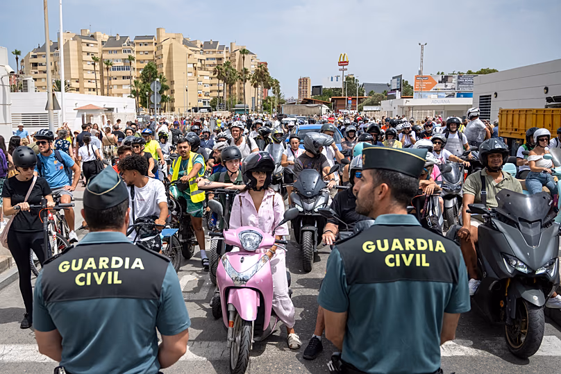 Des automobilistes traversent la frontière entre Gibraltar et l'Espagne le premier jour de voyage sans passeport, le 15 juillet 2026.