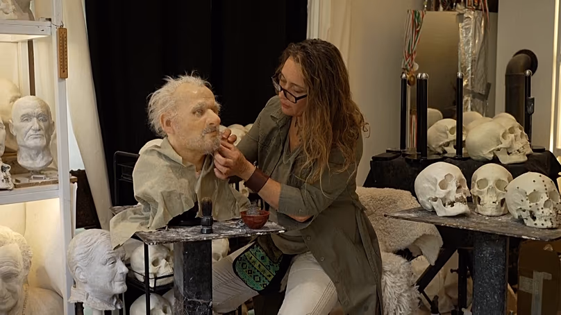 L'artiste de reconstruction faciale Emese Gábor travaille sur un modèle basé sur un crâne de l'époque romaine