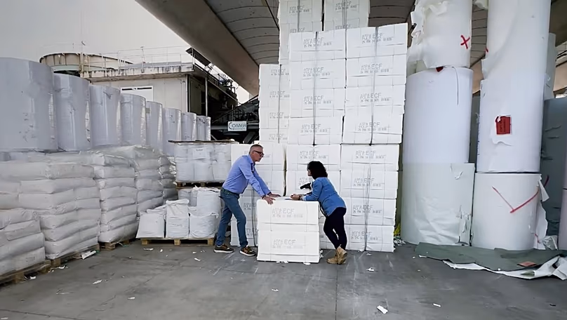 Zone de stockage de matières premières, Favini. Les résidus valorisables et donnant une seconde vie vont des sous-produits d'amandes, agrumes, résidus d'olives aux raisins, chutes de cuir...