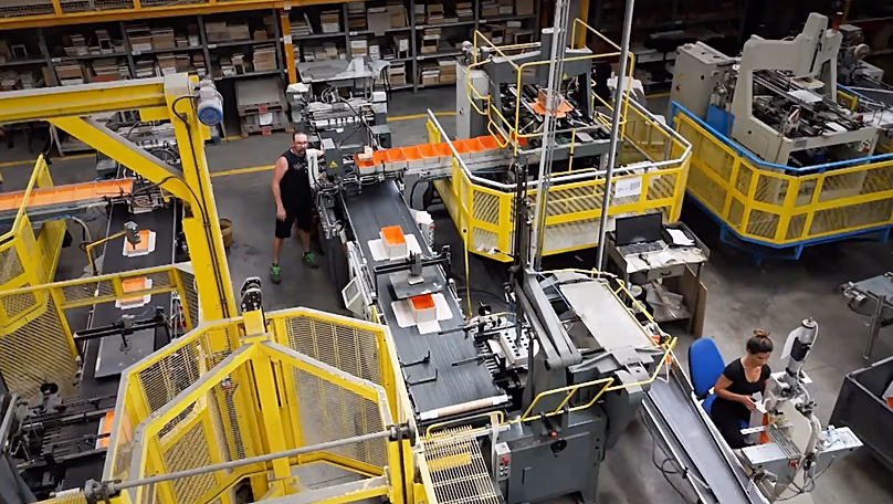 Usine DueGi où les papiers écologiques de Favini se transforment en emballages de luxe