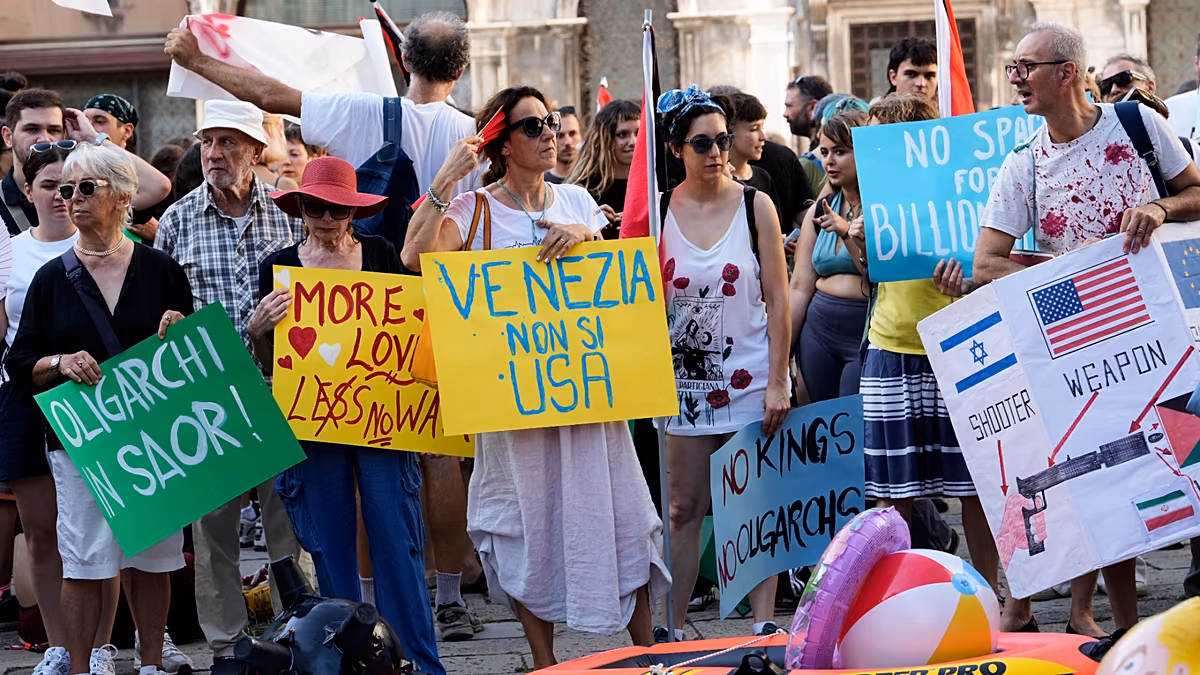 « Make America Read Again » : les manifestants de Venise accueillent l'ambassadeur américain avec des pancartes de protestation