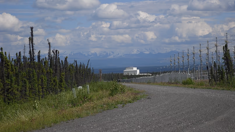 Le site non classé est entouré de bois sur 5 000 acres situés à 200 milles à l’ouest d’Anchorage et à huit milles de la ville de Gakona, en Alaska.