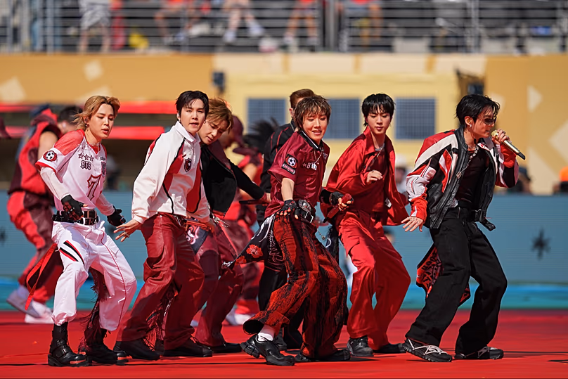 Le boys band sud-coréen BTS se produit lors de la mi-temps de la finale de la Coupe du monde entre l'Espagne et l'Argentine dans le New Jersey, le 19 juillet 2026.