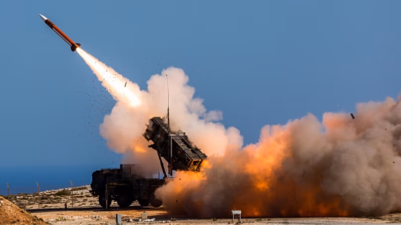 Deutsche Soldaten feuern das Patriot-Waffensystem auf der NATO-Raketenabschussanlage à La Canée, Griechenland, ab.
