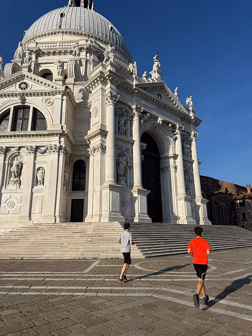Les gens traversent Venise