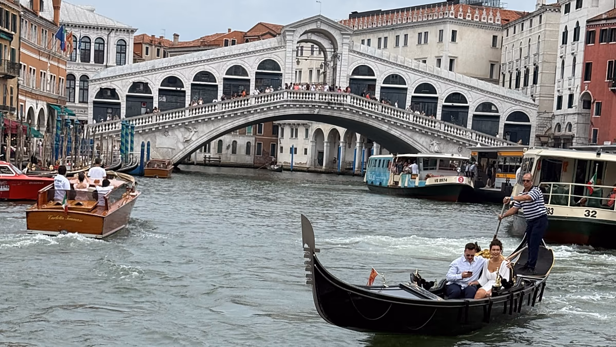 La Venise que peu de touristes connaissent : courses au lever du soleil et fabrication de votre propre masque vénitien