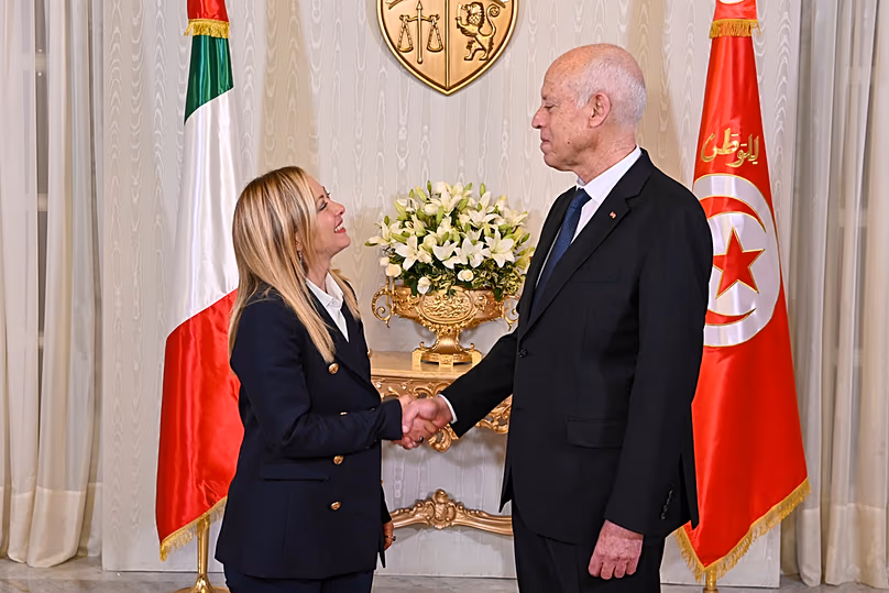 Le président tunisien Kais Saied, à droite, serre la main du Premier ministre italien Giorgia Meloni au palais présidentiel de Carthage à Tunis, Tunisie, le mardi 6 juin 2023.