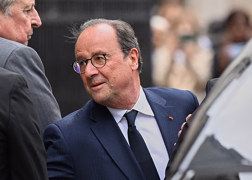 L'ancien président français François Hollande arrive pour une messe commémorative en hommage à Bernadette Chirac, veuve de l'ancien président français Jacques Chirac, Paris, le 12 juin 2026