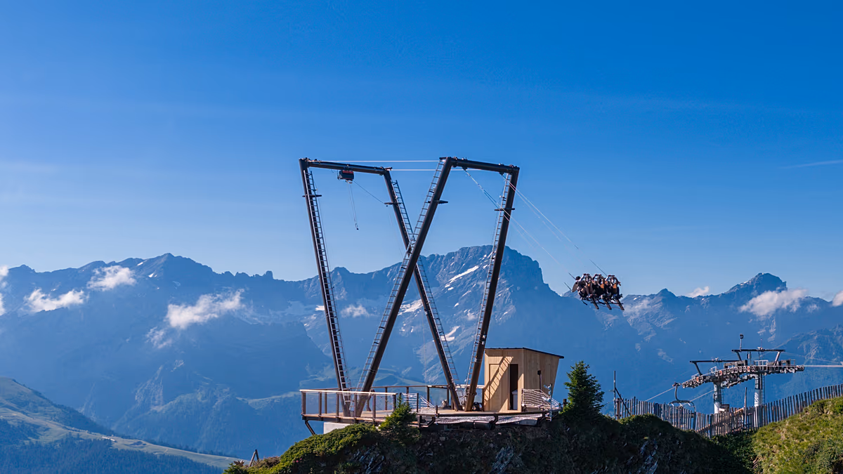 « Comme un oiseau qui vole » : vous pouvez désormais vous envoler sur une balançoire géante au-dessus des Alpes suisses